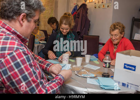 Kingston, UK. 26. November 2016. Liberal Democrats Freiwillige beschäftigt Werbetätigkeit für die Richmond Park und North Kingston Nachwahl in deren Hauptquartier. Die Lib Dem Kandidaten Sarah Olney steht gegen Zac Goldsmith, die Wahl über die Heathrow 3. Start-und Landebahn durch den Rücktritt von der konservativen Partei ausgelöst hat. Bildnachweis: Auf fotografischen Blick/Alamy Live News Stockfoto