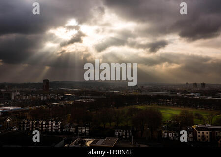 London, UK. 26. November 2016. UK-Wetter: Dramatische Abendlicht rays über Süd-Ost-London-Credit: Guy Corbishley/Alamy Live News Stockfoto