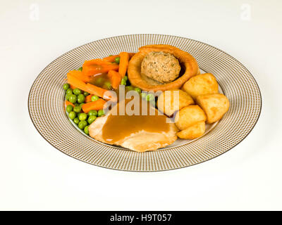 Traditionelle Braten Huhn Abendessen Mahlzeit vor einem weißen Hintergrund Stockfoto