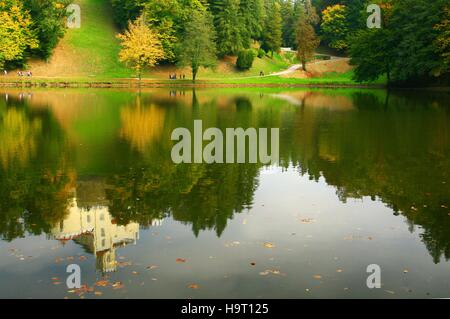 Reflexion von Schloss Trakoscan in See. Herbstliche Landschaft. Stockfoto