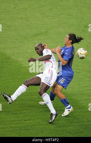 M CAMORANESI & PATRICK VIEIRA Italien gegen Frankreich OLYMPIASTADION BERLIN Deutschland 9. Juli 2006 Stockfoto