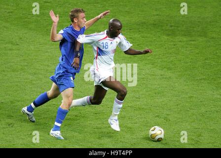 ALOU DIARRA & DANIELE DE ROSSI Italien gegen Frankreich OLYMPIASTADION BERLIN Deutschland 9. Juli 2006 Stockfoto