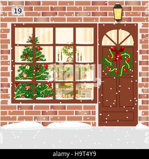 Weihnachten dekoriert Tür, Hauseingang mit Kranz. Beleuchtete Gebäude-Fassade aus rotem Ziegelstein mit Tür, Fenster, Girlande, Weihnachtsbaum, Schneeflocken, Tanne Stock Vektor