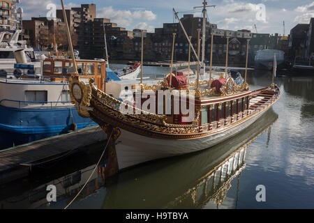 Die königliche Rowbarge Gloriana vertäut in St. Catherines Dock über Winter aufgedeckt. Stockfoto