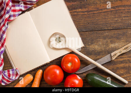 Kochbuch, Küche Tuch kochen Utensilien und Gemüse als Stillleben und Top Aussicht-Hintergrundbild mit textfreiraum eröffnet Stockfoto