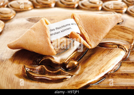 Fortune Cookies auf eine Buddha-Kopf Stockfoto