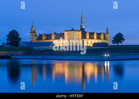 Schloss Kronborg und Festung in der Nacht in Helsingør, Dänemark Stockfoto