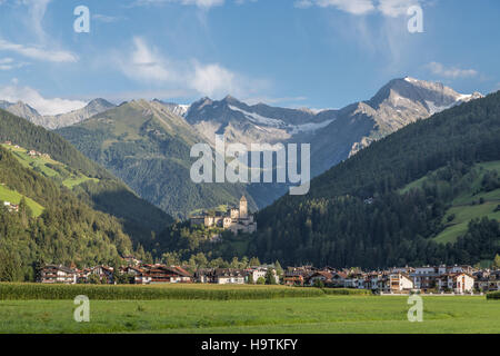 Sand in Taufers, Burg Taufers, Zillertaler Alpen hinter, Tauferer Ahrntal, Süd-Tirol, Italien Stockfoto