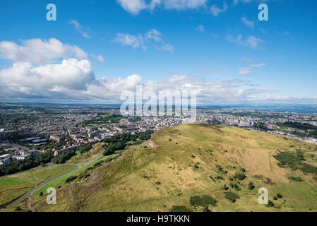 Blick über die Klippen von Salisbury Crags in Edinburgh Stadt von Arthurs Seat, Schottland, Vereinigtes Königreich Stockfoto