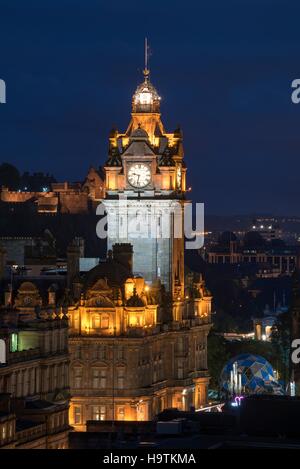 Balmoral Hotel Turm beleuchtet in Edinburgh Altstadt, Edinburgh, Schottland, Vereinigtes Königreich Stockfoto