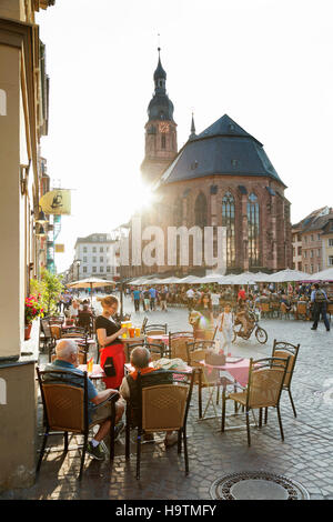 Restaurants und Cafés entlang der Marktplatz mit der Heiliggeistkirche in Heidelberg, Baden-Württemberg, Deutschland Stockfoto