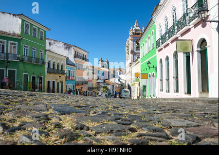 Szenische Morgen Blick auf den historischen kolonialen Zentrum Pelourinho in Salvador da Bahia, Brasilien mit bunten Gebäuden Stockfoto