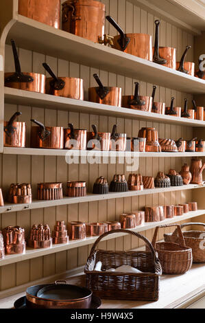 Bestandteil der Kupfer Batterie de Cuisine auf der Kommode Regale in der Küche im Attingham Park, Shropshire. Stockfoto