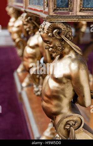 Vergoldeter Bronze Satyr unterstützt von Louis XVI Konsoltisch in der Bildergalerie an Attingham Park, Shropshire. Stockfoto