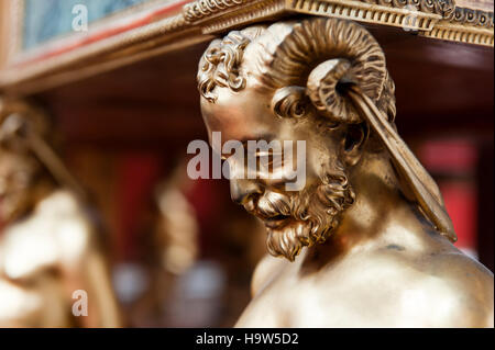 Vergoldete Bronze Satyr Unterstützung von Louis XVI Konsoltisch in der Bildergalerie an Attingham Park, Shropshire. Stockfoto