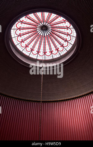 Detail der gerippten Stuckarbeiten und die Glaskuppel des Treppenhauses an Attingham Park, Shropshire. Die Kuppel Dekoration ist im Fischschuppen Design. Stockfoto