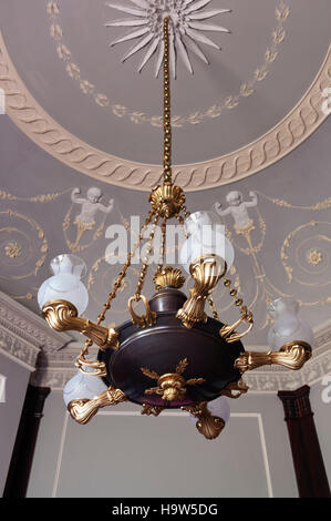 Die Kronleuchter und die Decke im Octagon im Attingham Park, Shropshire. Stockfoto