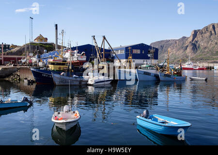 Grönländische Angelboote/Fischerboote vertäut im Hafen mit Royal Greenland Fisch Fabrikgebäude hinter. Sisimiut Westgrönland Stockfoto