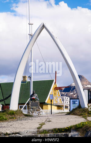 Um Jorgen C F Olsen monument Statue außerhalb der Erste und Älteste Haus durch Walknochen arch im Museum. (Sisimiut Holsteinsborg) Grönland Stockfoto