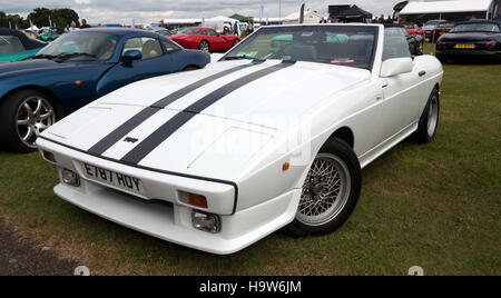 Dreiviertelansicht von einer 1988 TVR 350i auf dem Display in der TVR Car Club Zone der 2016 Silverstone Classic Stockfoto