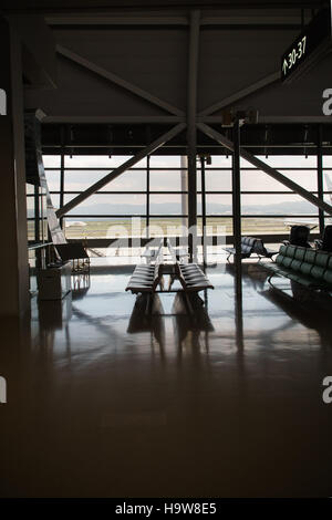 Leere Bank warten / Abflug gate-Bereich am Flughafen Stockfoto