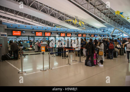 Osaka, Japan - November 2016: Check-in Schalter Abflugbereich in Kansai International Airport (KIX), Osaka, Japan. Stockfoto