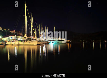 Nachtaufnahmen von Segelbooten an Ithaka Hafen Griechenland Stockfoto