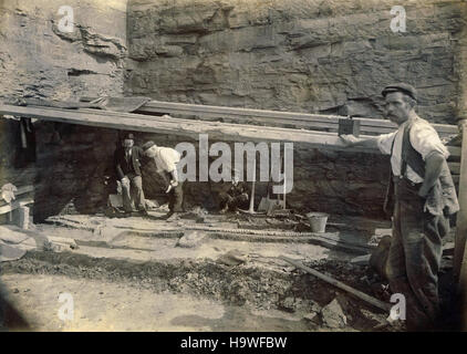 Historisches Archiv Bild der fossilen Jäger / Archäologen graben die versteinerten Überreste von einem Ichthyosaurier in Stockton Kalk Werk in Warwickshire 1898. Stockfoto