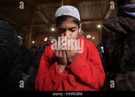 Srinagar, Kaschmir.  25. November 2016. Ein Junge betet im Inneren der großen Moschee in alten Srinagar. Nach dem verbleibenden 19 aufeinanderfolgenden geschlossen erlaubt freitags Behörden am Freitag Gemeinschaftsgebete in Srinagar der großen Moschee seit dem Mord an beliebten Rebel Commander Burhan Wani in Süd Kaschmir im Juli 2016. Massive Konflikte brach im alten Srinagar bald nach dem Freitag Gemeinschaftsgebete endete, später verwendet Polizei Tränengas Granaten und Gummigeschossen beschichtet, die wütende Menge zu zerstreuen. Bildnachweis: Faisal Khan/Pacific Press/Alamy Live-Nachrichten Stockfoto