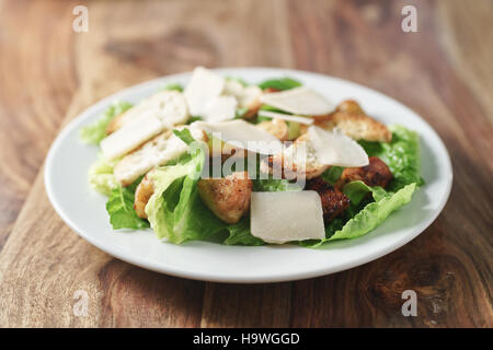 Caesar Salat mit Huhn auf Holztisch mediterrane Küche Stockfoto