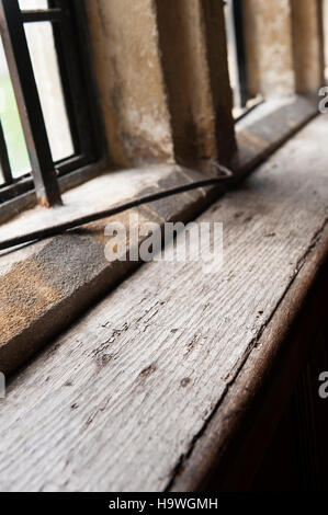 Anzeichen von Schäden in einem hölzernen Fensterrahmen in Avebury Manor, Wiltshire, Stockfoto