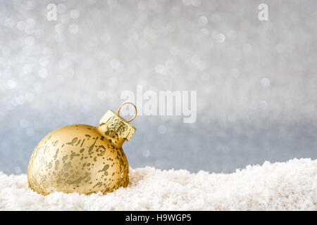 Weihnachtskugeln und Tanne Zweig auf Glitzer Hintergrund Stockfoto