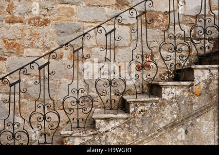 Schmiedeeiserne Geländer auf den Stufen in Avebury Manor, Wiltshire. Stockfoto