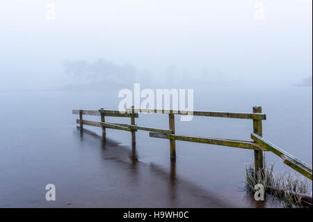 Nebliger Kulissen Knapps Loch Ness Kilmacolm mit Frost und Eis angefangen Stockfoto