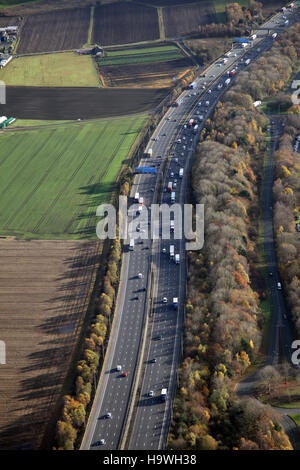 Luftaufnahme der Autobahn M6, Blick nach Süden, Warrington, Cheshire, UK Stockfoto