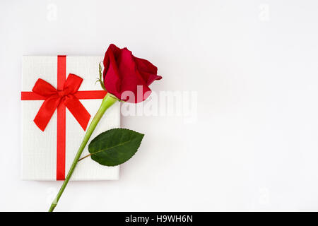 Weißen Geschenkbox und Rosen auf weißem Holz table.closeup Stockfoto