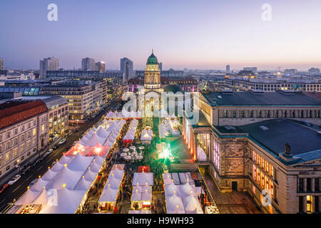 Berlin, Gendarmenmarkt, Gendarmenmarkt, Weihnachtsmarkt vor dem Konzerthaus, Deutscher Dom, Blick vom französischen Kuppel, Stockfoto