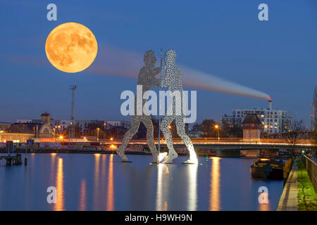 Vollmond, Supermoon, November 2016 Molecule Man, Skulptur des Künstlers Jonathan Borofsky, Spree, Berlin, Deutschland, Stockfoto