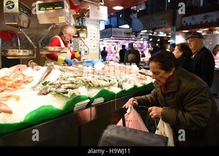 Barcelona, Spanien. 25. November 2016. Eine Frau in einem Fischmarkt an La Boqueria in Barcelona, Spanien. eine ist eine große Markthalle in der Ciutat Vella Bezirk von Barcelona, Katalonien, Spanien und einer der führenden touristischen Sehenswürdigkeiten der Stadt, mit Eingang von der Straße La Rambla. ein © PACIFIC PRESS/Alamy Live-Nachrichten Stockfoto