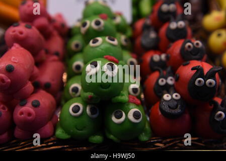 Barcelona, Spanien. 25. November 2016. Schokolade Süßigkeiten an La Boqueria-Markt in Barcelona, Spanien. eine ist eine große Markthalle in der Ciutat Vella Bezirk von Barcelona, Katalonien, Spanien und einer der führenden touristischen Sehenswürdigkeiten der Stadt, mit Eingang von der Straße La Rambla. eine ist ein Larg © PACIFIC PRESS/Alamy Live News Stockfoto