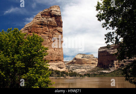 Steamboat Rock, der sich im Dinosaur National Monument befindet, ist ein bedeutendes geologisches Merkmal. Die Felsformation ist ein beliebtes Wahrzeichen für Besucher, bekannt für ihr unverwechselbares Aussehen und die umliegende natürliche Schönheit. Stockfoto