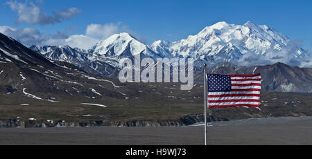 Das Eielson Visitor Center im Denali National Park bietet einen atemberaubenden Blick auf die Alaska Range und bietet Besuchern die Möglichkeit, die natürliche Schönheit und Tierwelt des Parks kennenzulernen. Stockfoto