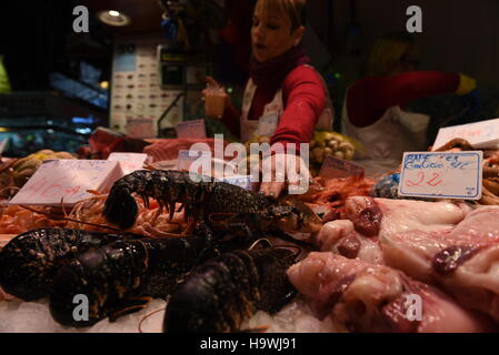 Barcelona, Spanien. 25. November 2016. Fischmarkt am La Boqueria in Barcelona, Spanien. eine ist eine große Markthalle in der Ciutat Vella Bezirk von Barcelona, Katalonien, Spanien und einer der führenden touristischen Sehenswürdigkeiten der Stadt, mit Eingang von der Straße La Rambla. eine ist eine große öffentliche Mar © PACIFIC PRESS/Alamy Live News Stockfoto