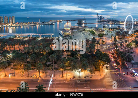 Panorama-Blick vom AC Hotel Malaga Palacio, Promenade, Paseo Parque, Leuchtturm, Hafen, Málaga, Andalusien, Spanien Stockfoto