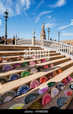 Placa de Espana, spanische Square, Brücke bedeckt mit Fans, Sevilla, Andalusien, Spanien, Stockfoto