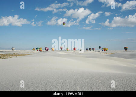 Dieses Bild fängt die farbenfrohe und lebhafte Szene des Ballonfestes ein, einer beliebten Veranstaltung in einem Nationalpark. Das Festival zieht Besucher mit seinen spektakulären Heißluftballons und dem Engagement der Gemeinschaft für Outdoor-Aktivitäten an. Stockfoto