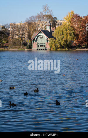 Das Harlem Meer ist ein kleines Gewässer am nördlichen Rand des Central Park in New York City, USA Stockfoto