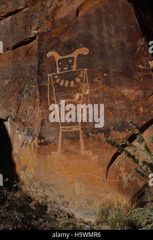 Dieses Bild zeigt alte Petroglyphen in McKee Springs, das sich im Dinosaur National Monument befindet. Die Petroglyphen bieten Einblicke in die prähistorischen Kulturen, die einst die Region bewohnten, was die Stätte zu einer wichtigen archäologischen und pädagogischen Ressource macht. Stockfoto