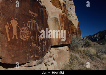 Petroglyphen in McKee Springs im Dinosaur National Monument bieten einen Einblick in die prähistorischen Kulturen, die einst in der Gegend lebten. Stockfoto