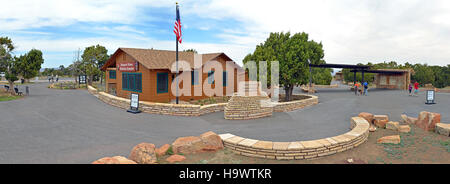 Das Desert View Visitor Center im Grand Canyon National Park bietet Besuchern die Möglichkeit, eine der schönsten Ausblicke des Parks zu erleben. Das am Ostrand gelegene Zentrum bietet Informationen über die Geschichte, Geologie und Tierwelt des Parks und verbessert so das Besuchererlebnis in diesem berühmten Nationalpark. Stockfoto